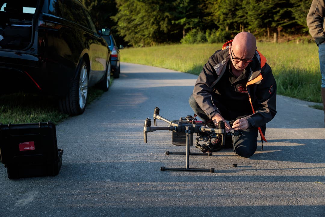Drohnenpilot Jürg Schöni bereitet die Drohne für den Abflug vor
