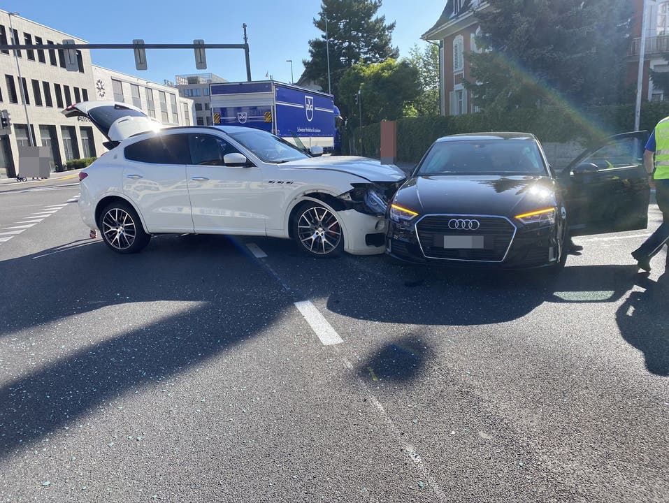 Suhr AG, 25. Mai: Eine Maserati-Fahrerin hatte das Rotlicht missachtet und verursachte so eine Kollision mit dem Auto einer anderen Fahrerin. Eine Frau und ihr Kind (3) wurden leicht verletzt.