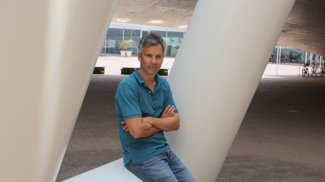 Marcel Salathé auf dem Campus der EPFL Lausanne. Er arbeitet für die Hochschule als Epidemiologe.