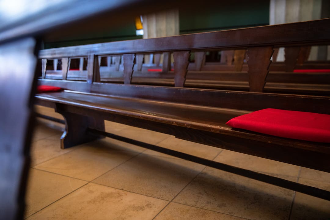 Wo die Teilnehmer des Gottesdienstes sitzen dürfen, ist mit roten Kissen gekennzeichnet.