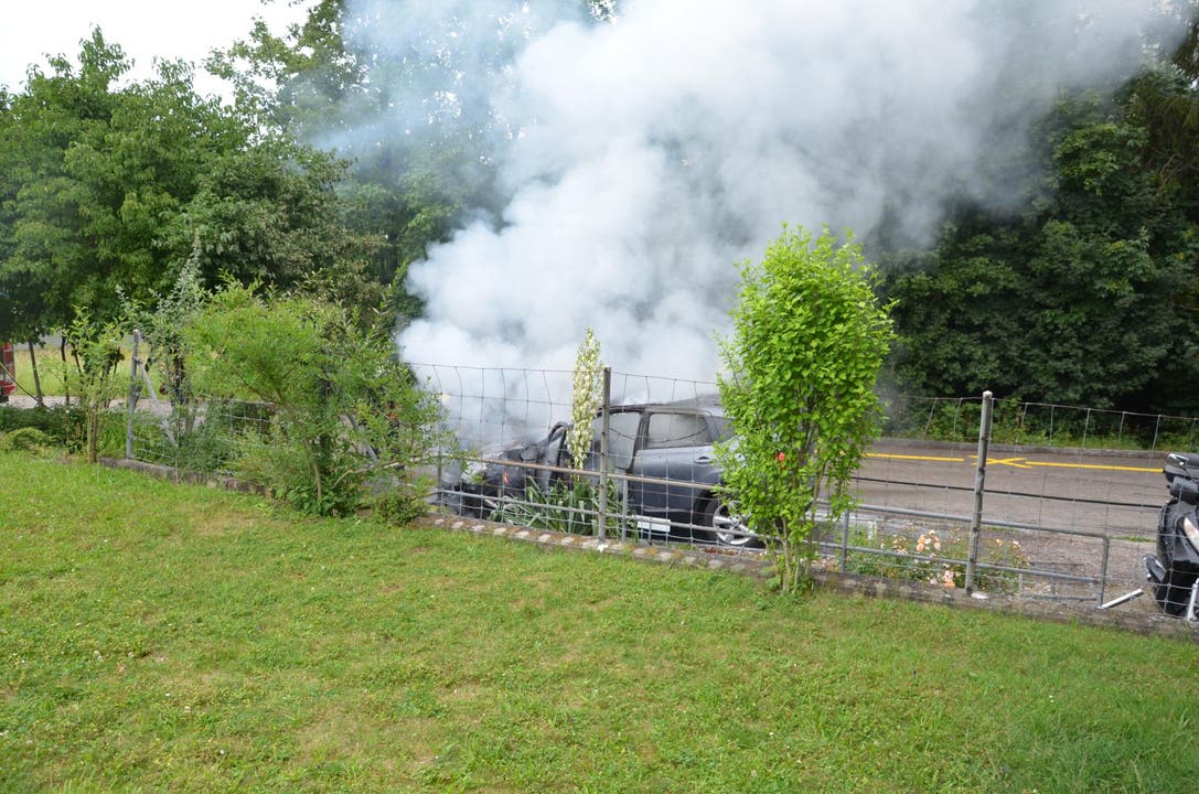 Itingen BL, 28. Juni: Im Gebiet Fluhblick brannte ein Personenwagen. (...)
