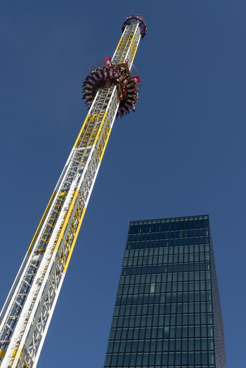 Der Freefall-Turm Hang Over auf dem Messeplatz lässt Besuchende den Kitzel des freien Falls erleben.