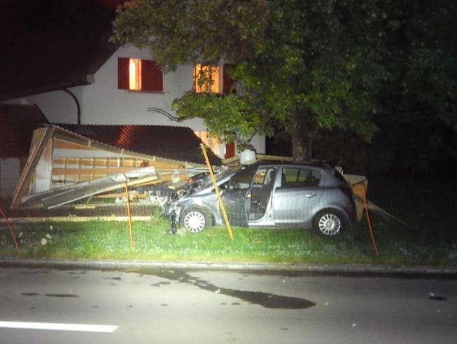 Ein Autofahrer ist im thurgauischen Hefenhofen mit seinem Fahrzeug von der Strasse abgekommen und in einen Hühnerstall gefahren.