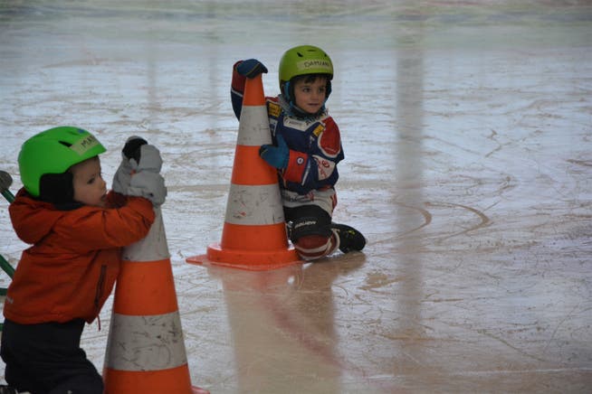 Während der Eissportwoche sind die Pylonen bei den Kindern sehr beliebt, um ihr Gleichgewicht zu halten.