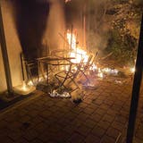 Der Brand auf einem Gartensitzplatz an der Fadenstrasse  in der Stadt Zug. (Bild: Zuger Polizei)
