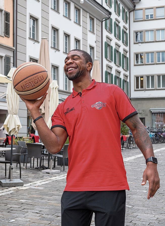 Jermale Jones auf dem Luzerner Mühleplatz: Der 33-Jährige will für Swiss Central Basket «wieder Siege in die Stadt bringen».