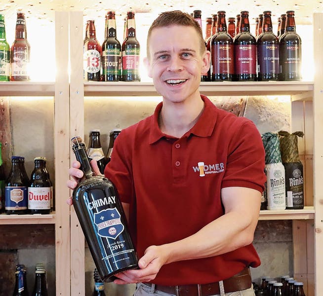 In Kürze wird Tobias Kobelt die Kundschaft im «Mini.Bierladen» in die Welt des Gerstensaftes einführen.