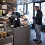 Seit Montag gilt in Geschäften und Restaurants Maskenpflicht: Ein Kunde in der Bäckerei Schwyter an der Neugasse.