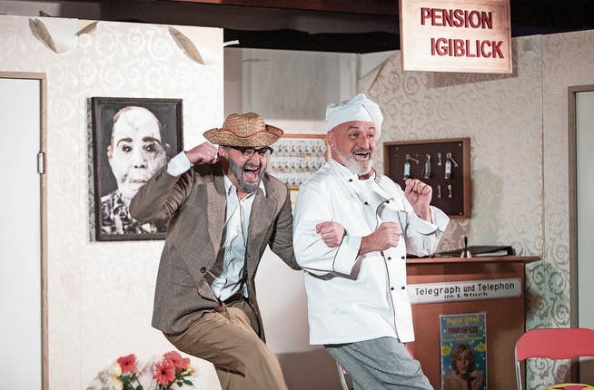 Patrick Degen als Igi Bühler (links) und Stefan Schärli als Koch lassen die Puppen tanzen.