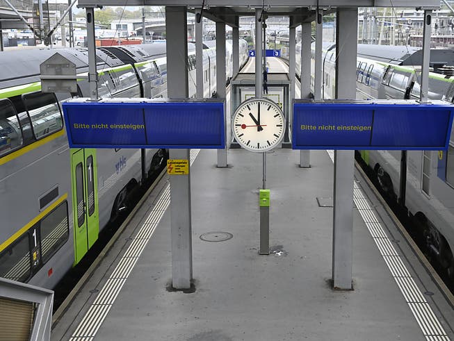 Im Nadelöhr für alle Züge nach Bern zwischen Wankdorf und Bern sind zwei Züge liegengeblieben.