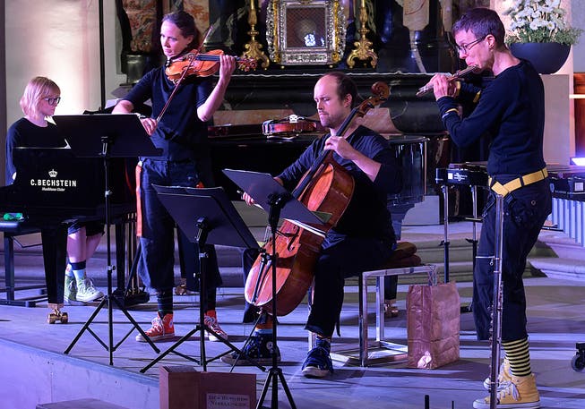 Beim Abendkonzert in Andermatt spielen «Rämschfädra» auf. Das Quartett besteht aus Sonja Füchslin (Klavier und Violine), Patrizia Pacozzi (Violine und Viola), Severin Suter (Violoncello) und Livia Bergamin (Flöte). 