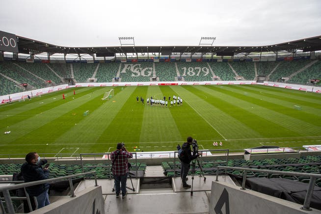 Der Regierungsrat sieht derzeit keinen Grund, den FC St. Gallen wieder vor leeren Rängen spielen zu lassen. (Archivbild) 