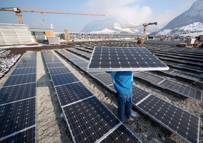 Eine Photovoltaikanlage wie diese soll auf einer Dachfläche sowie auf der benachbarten Fernheizzentrale im Gebiet Gorgen installiert werden. Im Bild jene des «Länderparks» in Stans.
