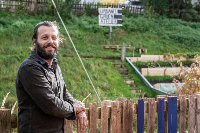 Forstingenieur Florim Sabani vor den terrassierten Gärten des «Urbanen Grün Ateliers». 