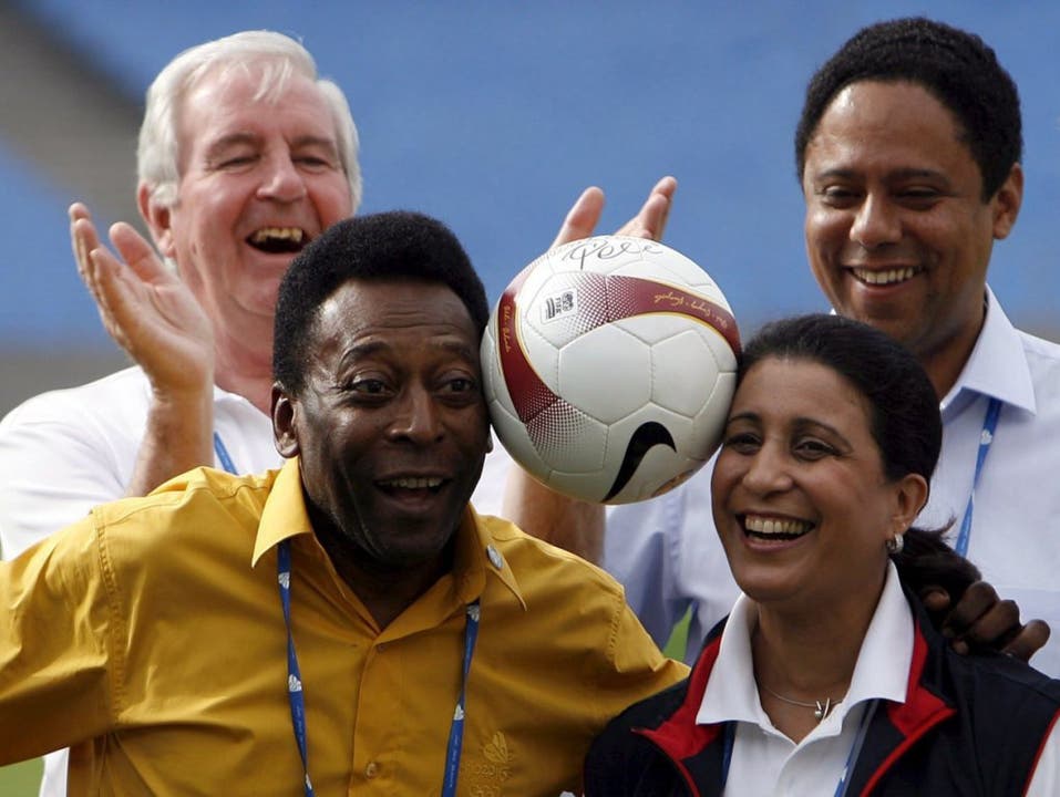 Pelé und Nawal El Moutawakel bei einem Fototermin 2009 für die Bewerbung Rio de Janeiros als Gastgeber der Olympischen Spiele 2016