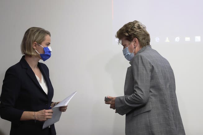 Regierungspräsidentin Silvia Steiner (r.) begründet am Freitag mit Natalie Rickli vor den Medien, warum Zürich mit weiteren Massnahmen zuwartet.