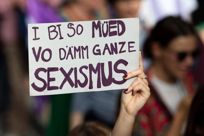 Eine Frau demonstriert am Frauenstreik von Juni 2019 gegen Sexismus.