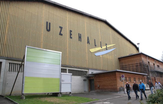 Die geplante Farbgebung der Fassaden der Uzehalle stösst bei einem Komitee und ehemaligen Uzwiler Eishockeycracks auf Kritik. Nun wollen sie eine Petition einreichen. 