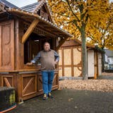 Hanspeter Maier vor einer Holzhütte, die er im Burstelpark bereits aufgestellt hat. (Bild: Reto Martin)