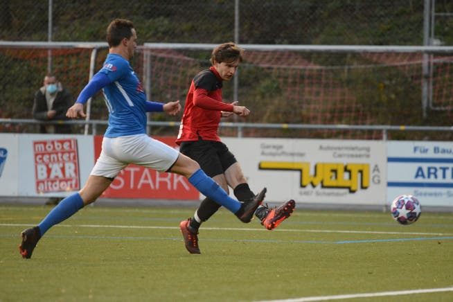Der Schattdorfer Robin Mahrow (rechts) erzielt das 1:0 gegen den FC Hochdorf.