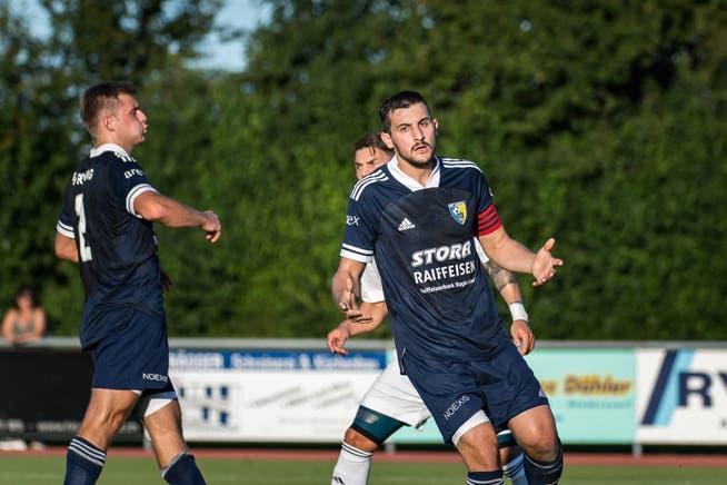 Captain Ifraim Alija (rechts in Blau) und der FC Uzwil gingen gegen Calcio Kreuzlingen entgegen dem Spielverlauf früh in Führung, mussten aber nur kurze Zeit später den Ausgleich hinnehmen.