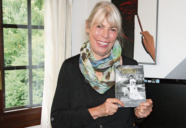 Die Laufenburger Autorin Petra Gabriel mit ihrem Buch über Mary Codman.