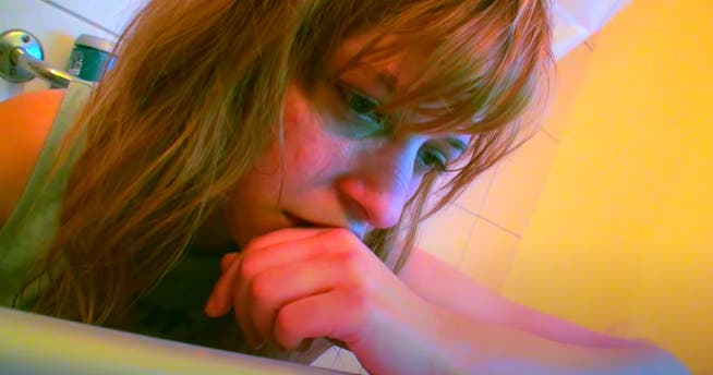 Verzweifelte Lara Stoll in «Das Höllentor von Zürich», nachdem ihr Finger im Abfluss der Badewanne stecken bleibt. 