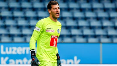 FCL-Goalie Marius Müller vor leeren Rängen. (Bild: Marc Schumacher/freshfocus (Luzern, 18. Oktober 2020))