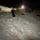 Erst kurz vor Mitternacht konnten die Retter zu Fuss und mit einem Schneemobil zur Absturzstelle gelangen. (Foto: Air Zermatt)