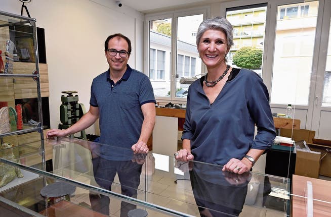 Oliver Leuenberger und Chantal Hofer-Dietziker beim Einrichten des neuen Goldschmiede-Ateliers.