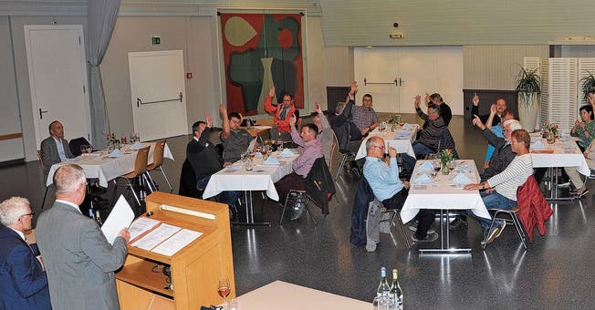 Insgesamt 16 Aktionäre besuchten die GV der Fernheizung Breite AG im Altstätter «Sonnen»-Saal.