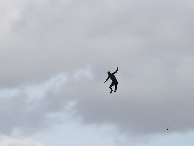 John Bream, ehemaliger Fallschirmspringer aus Grossbritannien, springt aus etwa 40 Metern Höhe von einem Hubschrauber aus ins Meer. Er hat sich ohne Fallschirm ins Meer gestürzt, um einen Weltrekord aufzustellen. Foto: Andrew Matthews/PA Wire/dpa