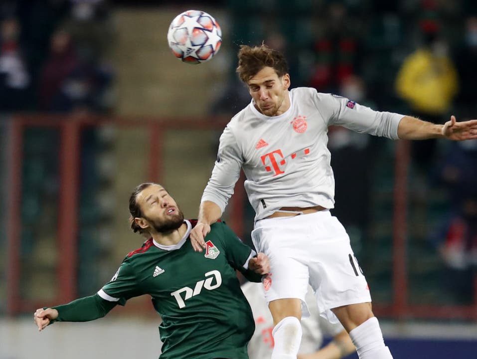Bayern Münchens 1:0-Torschütze Leon Goretzka überflügelt Grzegorz Krychowiak von Lokomotive Moskau im Luftduell