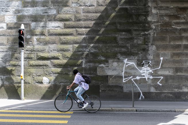 Darf bestehen bleiben: eine von sechs verbliebenen Sensenmann-Graffitis in Zürich, die höchstwahrscheinlich das Werk von Harald Naegeli sind.