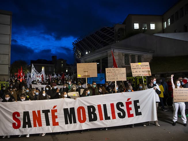 Mehrere hundert Menschen forderten in Lausanne bessere Bedingungen für das Gesundheitspersonal.