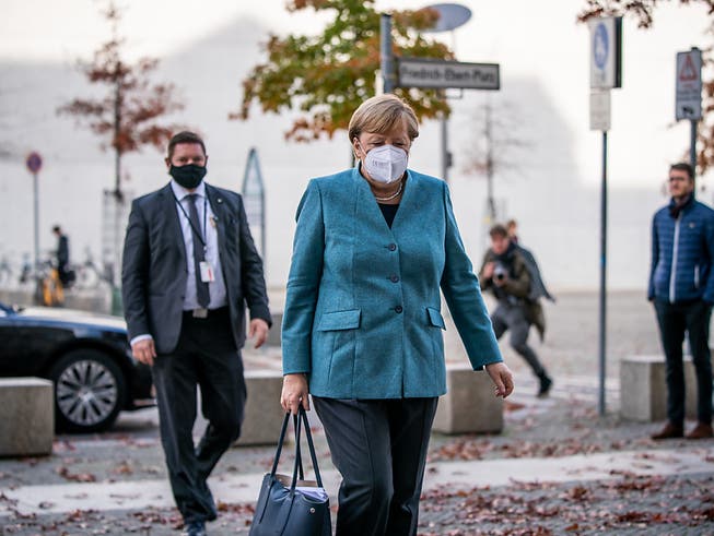 dpatopbilder - Bundeskanzlerin Angela Merkel (CDU) kommt mit Maske zur Sitzung der Unions-Bundestagsfraktion am Reichstagsgebäude an. Foto: Michael Kappeler/dpa