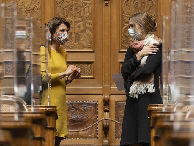 Die Corona-Pandemie macht auch vor der Politik nicht Halt: Parlamentsmitglieder müssen im Bundeshaus Masken tragen, wenn sie den nötigen Abstand nicht einhalten können. Quelle: KEYSTONE Fotograf: ALESSANDRO DELLA VALLE