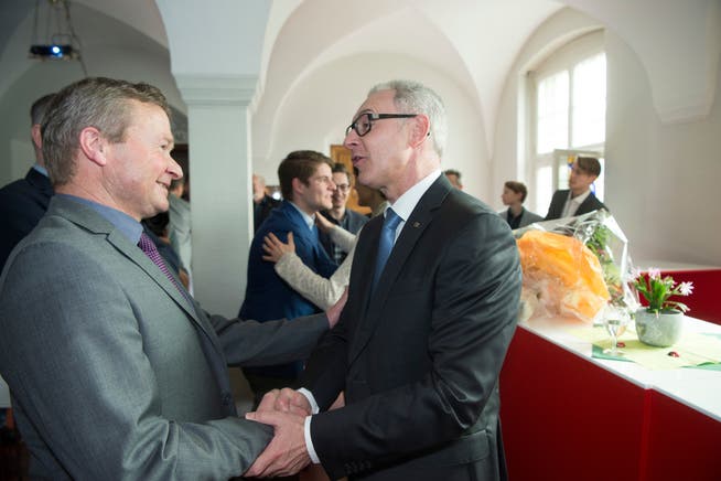 Dölf Biasotto (rechts) nimmt die Gratulation von Alfred Stricker entgegen. Der Urnäscher schaffte 2017 den Sprung in die Ausserrhoder Regierung. 
