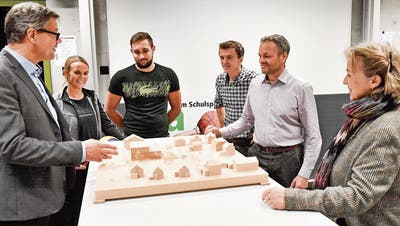 BZT-Rektor René Strasser (links) und Paul Koch (Präsident Pro-Komitee) mit weiteren Befürwortern vor dem Modell des Bauprojekts, das in einem Wohnquartier zu stehen kommen soll. (Bild: Donato Caspari)