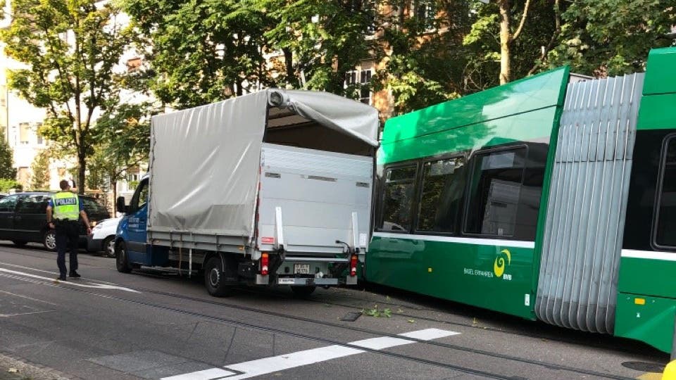 An der Verzweigung Dornacherstrasse/Thiersteinalle kollidierten ein Tram und einem Lieferwagen.