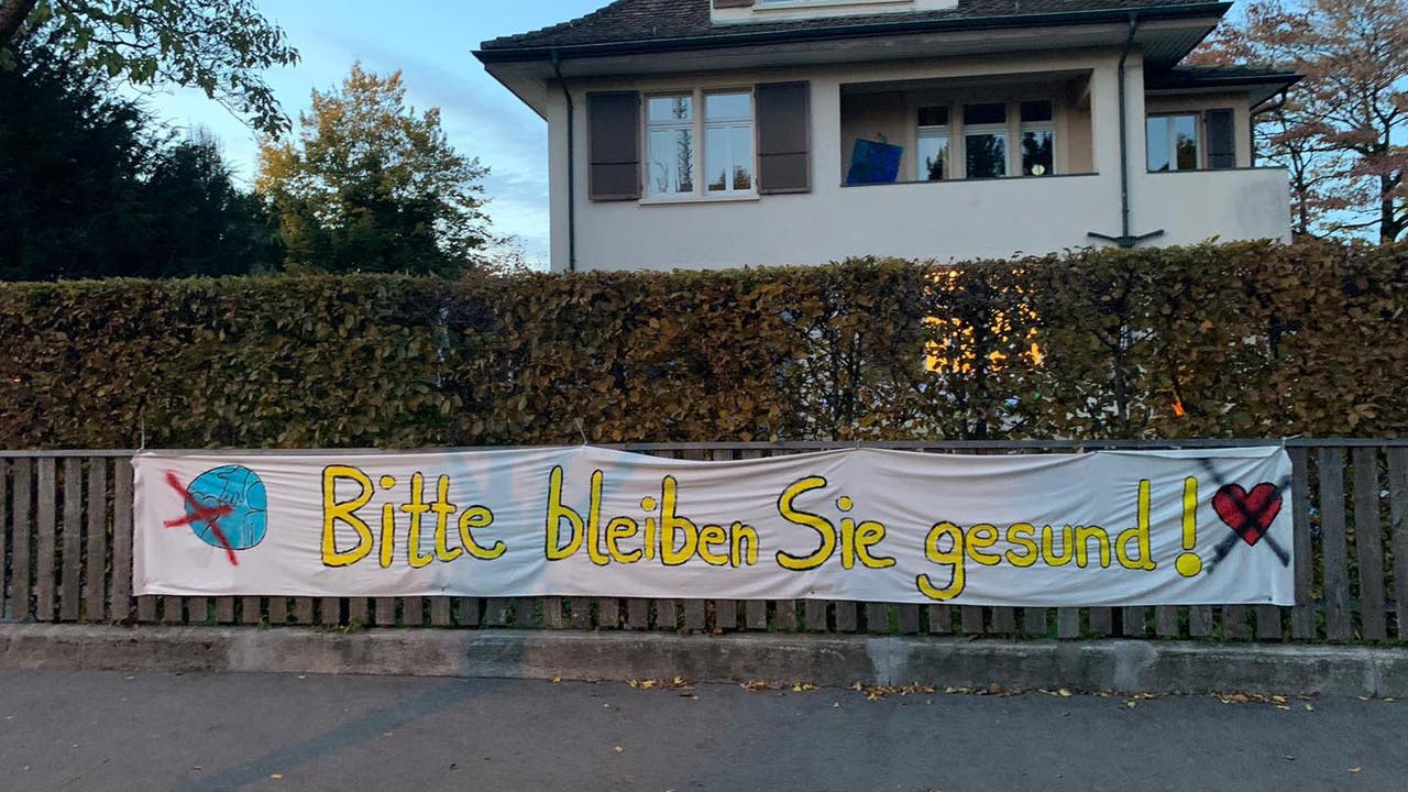 Protestplakate vor der Kita Zwärglihuus in Aarau.