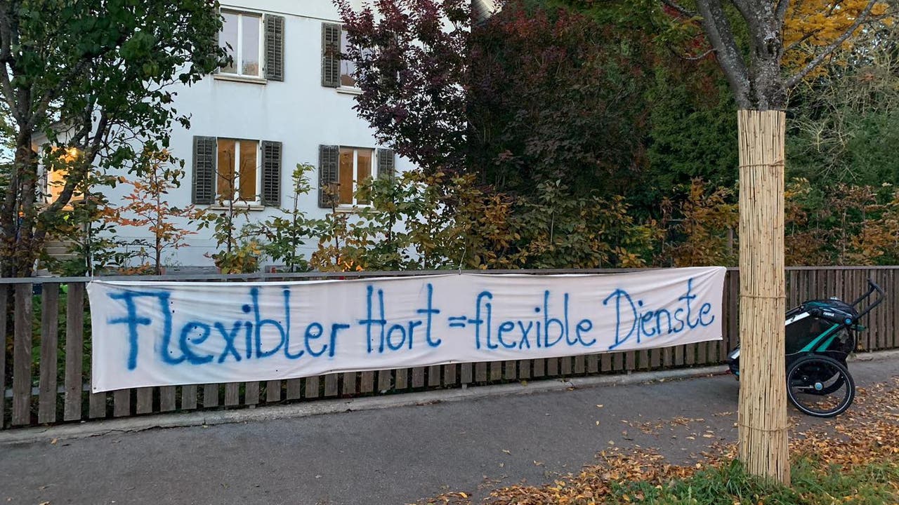 Protestplakate vor der Kita Zwärglihuus in Aarau.