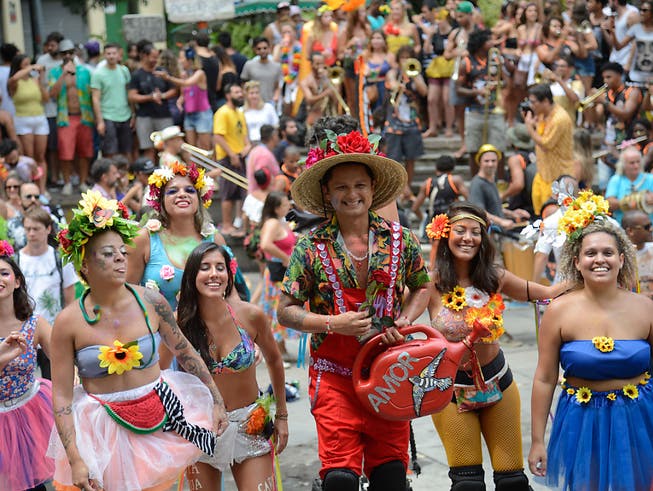 ARCHIV - Menschen feiern Strassenkarneval in der Stadtmitte. Nach der Verschiebung des weltberühmten Karnevals im Sambodrom hat die brasilianische Metropole Rio de Janeiro 2020 wegen der Corona-Pandemie den Strassenkarneval abgesagt. Foto: Fernando Frazão/Agencia Brazil/dpa