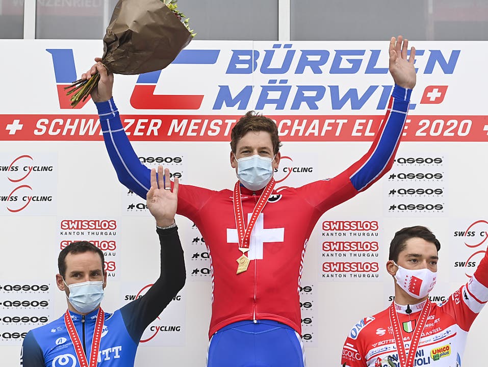 Das Podest der Schweizer Strassen-Meisterschaften 2020: Stefan Küng (Mitte), Silber-Gewinner Danilo Wyss (links) und der drittplatzierte Simon Pellaud