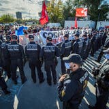 Grosse Polizeiaufgebot bei der Anti-Corona-Demo in Konstanz. (Bild: Reto Martin)