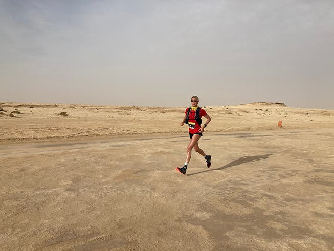 Die Hamburgerin Judith Havers läuft durch die Wüste Tunesiens. Sie hat sich bei einem 100 Kilometer-Lauf gegen die internationale Konkurrenz durchgesetzt. Foto: Monia Mersni/dpa