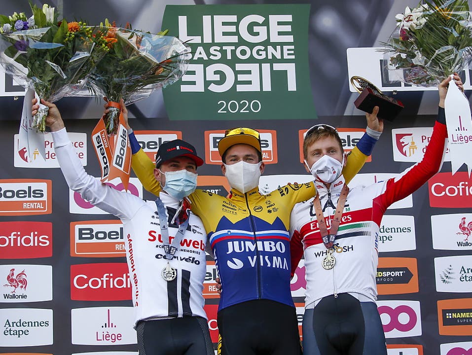 Das Podest in Lüttich: Der slowenische Sieger Primoz Roglic (Mitte) mit dem zweitplatzierten Marc Hirschi (links) und Landsmann Tadej Pogacar an seiner Seite