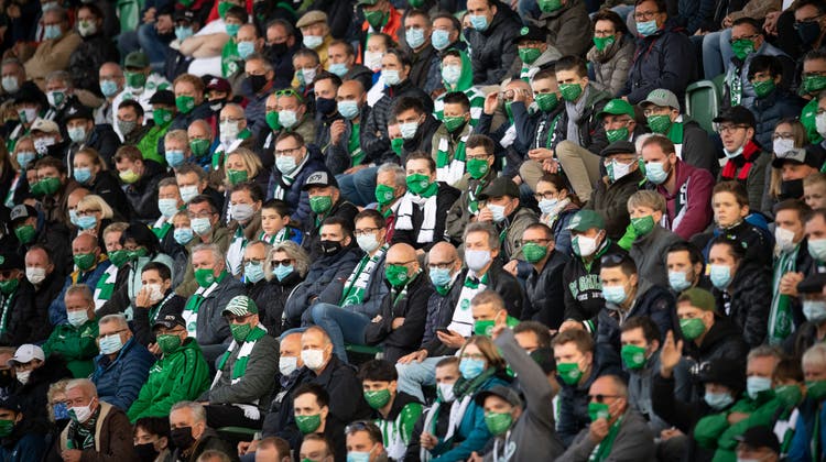 9244 Fussballfans mit Maske verfolgen gebannt das Heimspiel des FC St.Gallen gegen Servette. (Bild: Benjamin Manser)