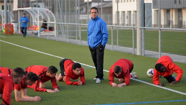 Aziz Sayilir (stehend) wird den FC Solothurn auch in der kommenden Saison trainieren.