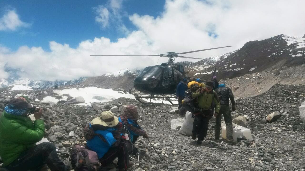 Ein Rettungshelikopter fliegt Bergsteiger aus höheren Camps am Mount Everest in Sicherheit